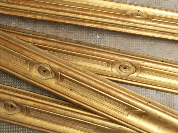 Assortimento di stecche in legno intagliato e dorato per cornici o