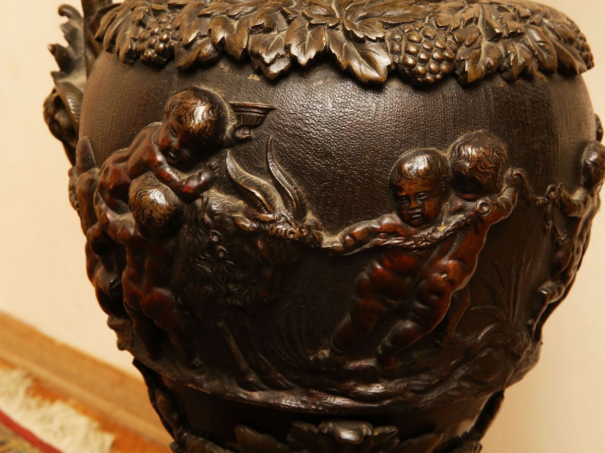 Coppia di Grandi Vasi Ad Anfora in Bronzo