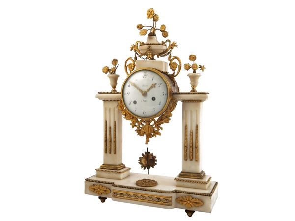 Orologio da tavolo a tempietto in marmo bianco di Carrara, Meuron