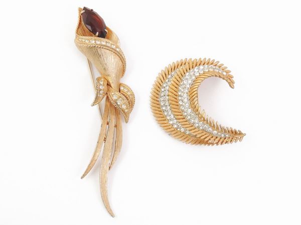 Two brooches in golden metal and rhinestones, Sara Coventry and Capri