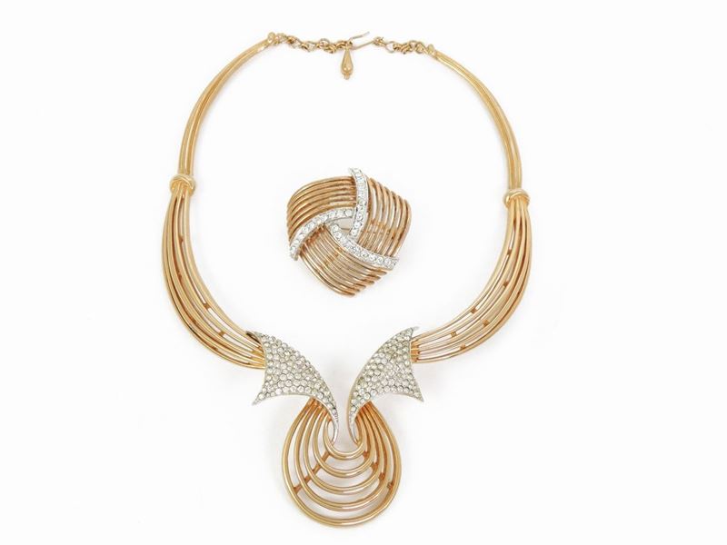 Collana e Spilla in Metallo Dorato e Strass