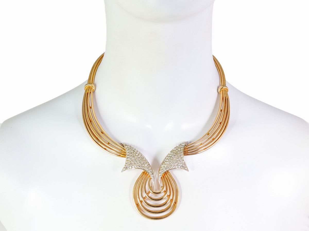 Collana e Spilla in Metallo Dorato e Strass