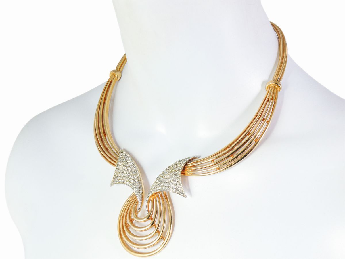 Collana e Spilla in Metallo Dorato e Strass