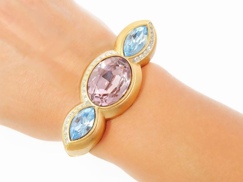 Bracciale Rigido in Metallo Dorato, Strass e Cristalli, Monet