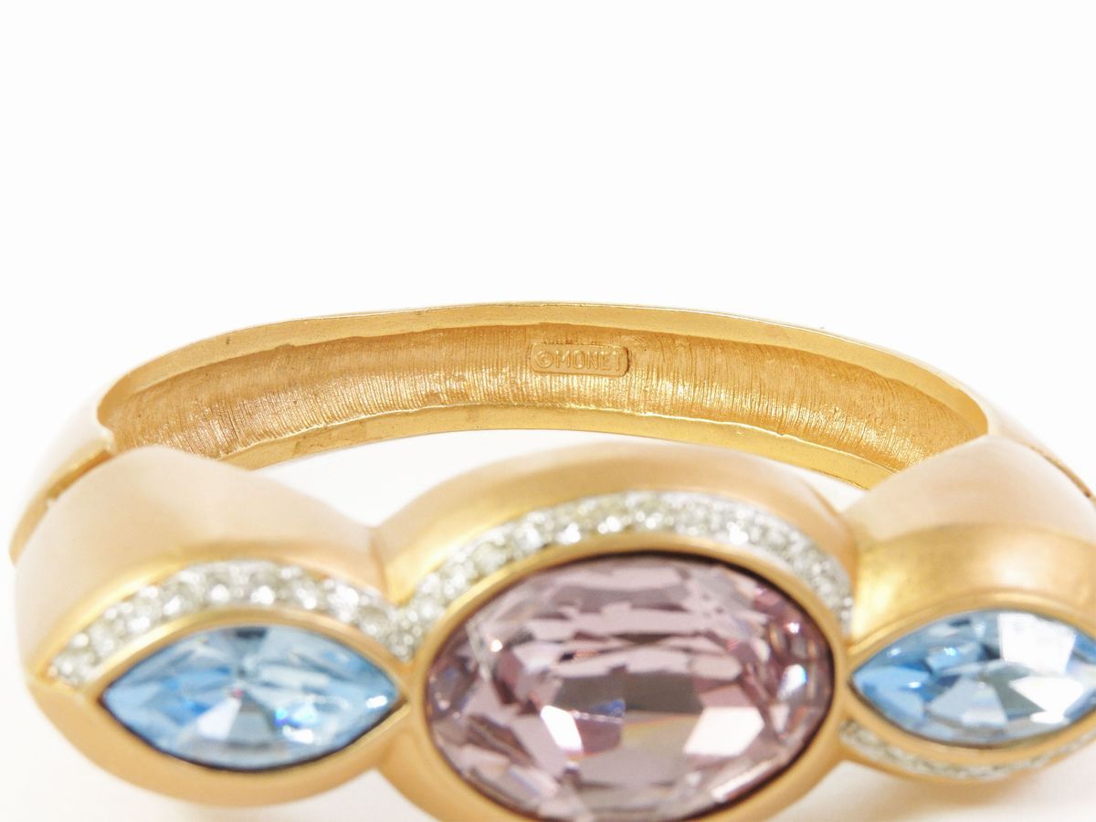 Bracciale Rigido in Metallo Dorato, Strass e Cristalli, Monet