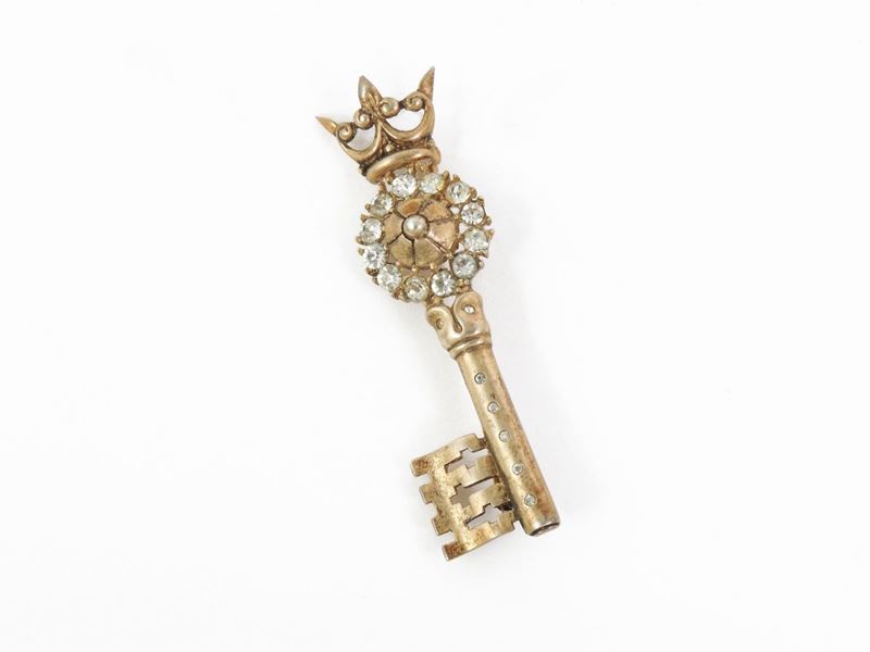 Spilla a Chiave in Metallo Dorato e Strass, Trifari