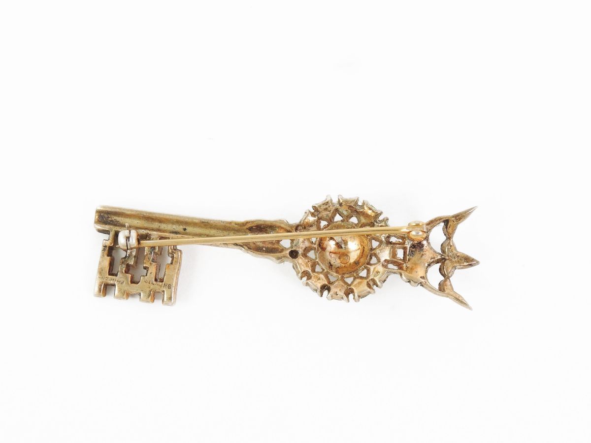 Spilla a Chiave in Metallo Dorato e Strass, Trifari