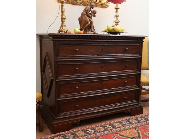 Chest of drawers in walnut
