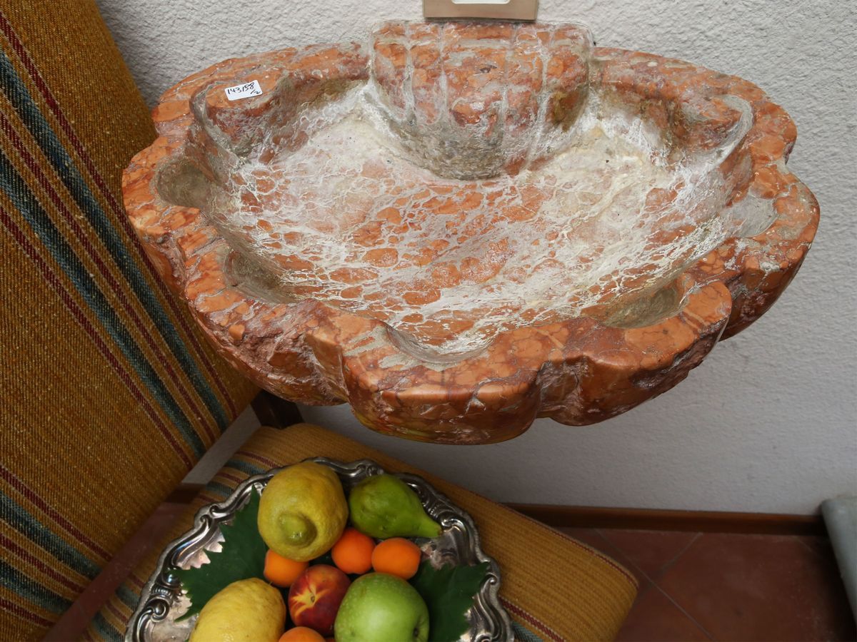 Coppia di Acquasantiere in Marmo Rosso di Verona