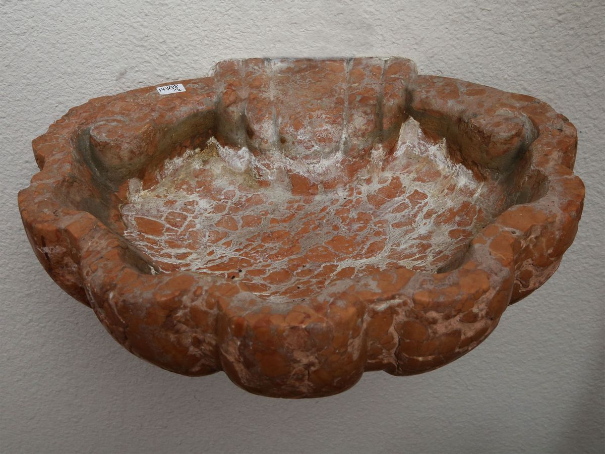 Coppia di Acquasantiere in Marmo Rosso di Verona