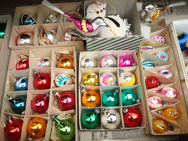Miscellaneous vintage Christmas decorations in blown glass