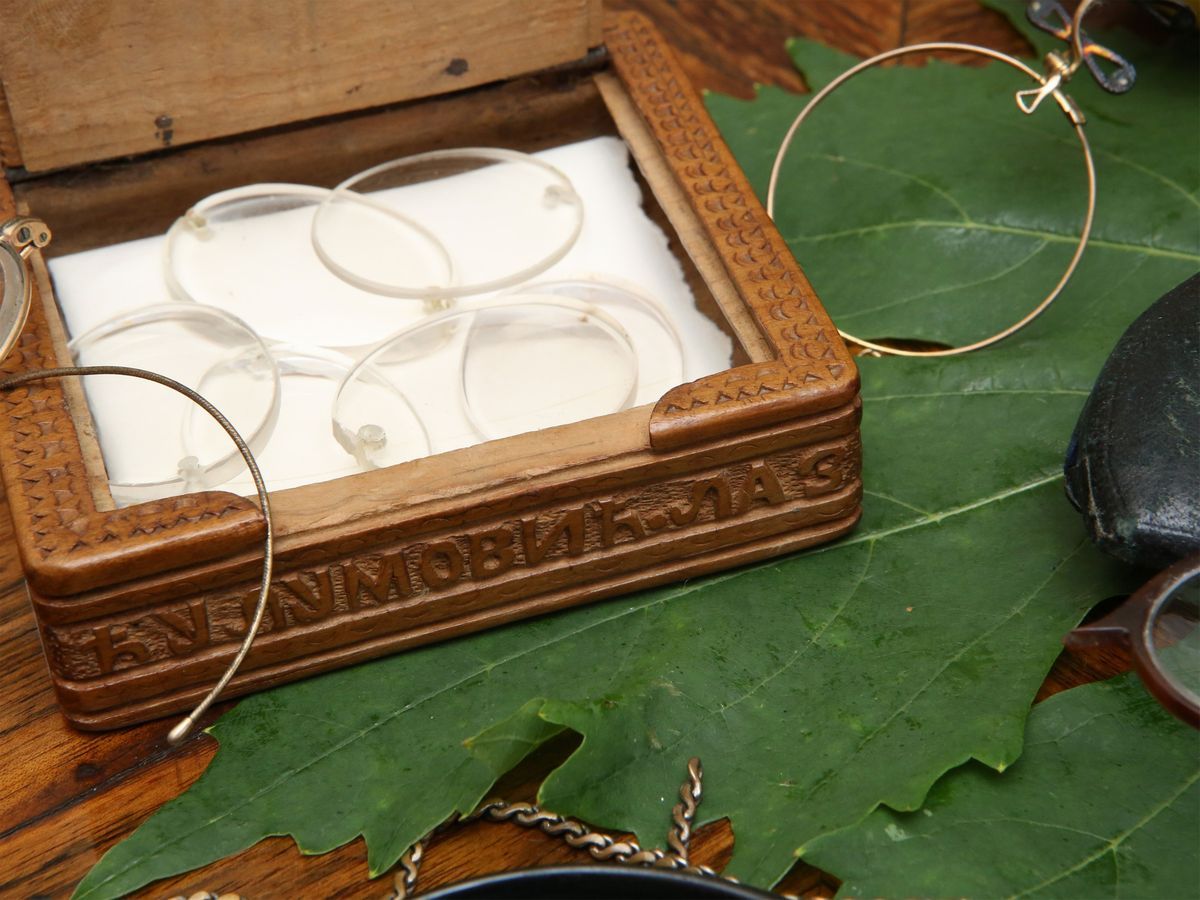 Assortimento di Occhiali e Lenti D'epoca