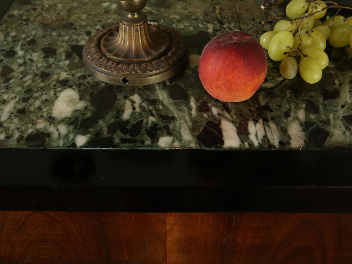 Coppia di Piccole Console Impiallacciate in Piuma di Noce e Legno Ebanizzato