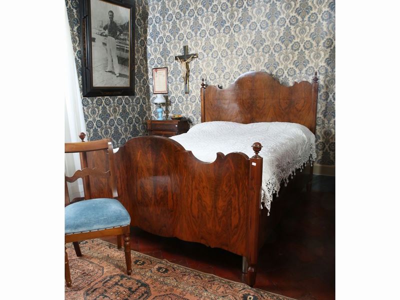 Letto Matrimoniale Impiallacciato in Piuma di Noce