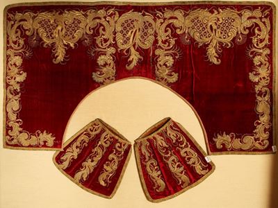 Set da Parata per Destriero in Velluto di Seta Rosso Rubino