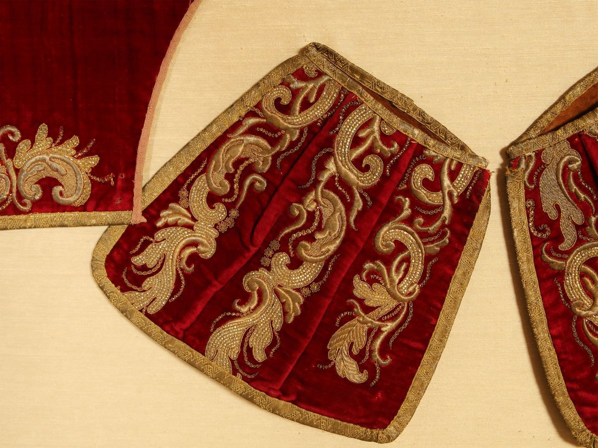 Set da Parata per Destriero in Velluto di Seta Rosso Rubino
