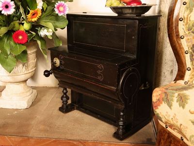 Organetto a Manovella in Legno Ebanizzato