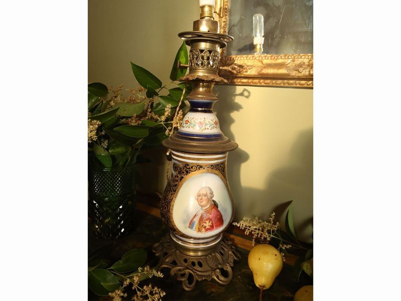 Lume Ad Olio in Porcellana e Metallo Dorato