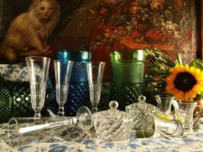 Due Brocche in Vetro Pressato e Soffiato Blu e Verde