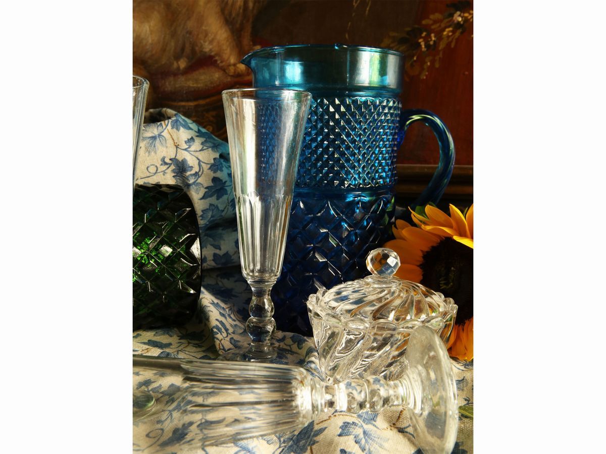 Due Brocche in Vetro Pressato e Soffiato Blu e Verde