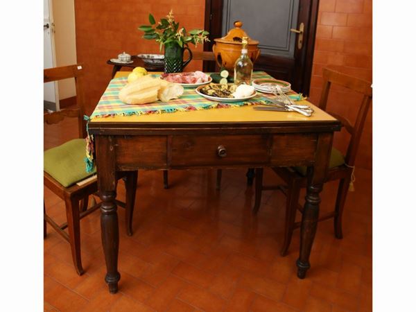 Tavolo da pranzo in legno tenero