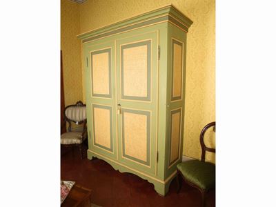 Armadio in Legno Tenero Laccato in Varie Tonalità del Verde