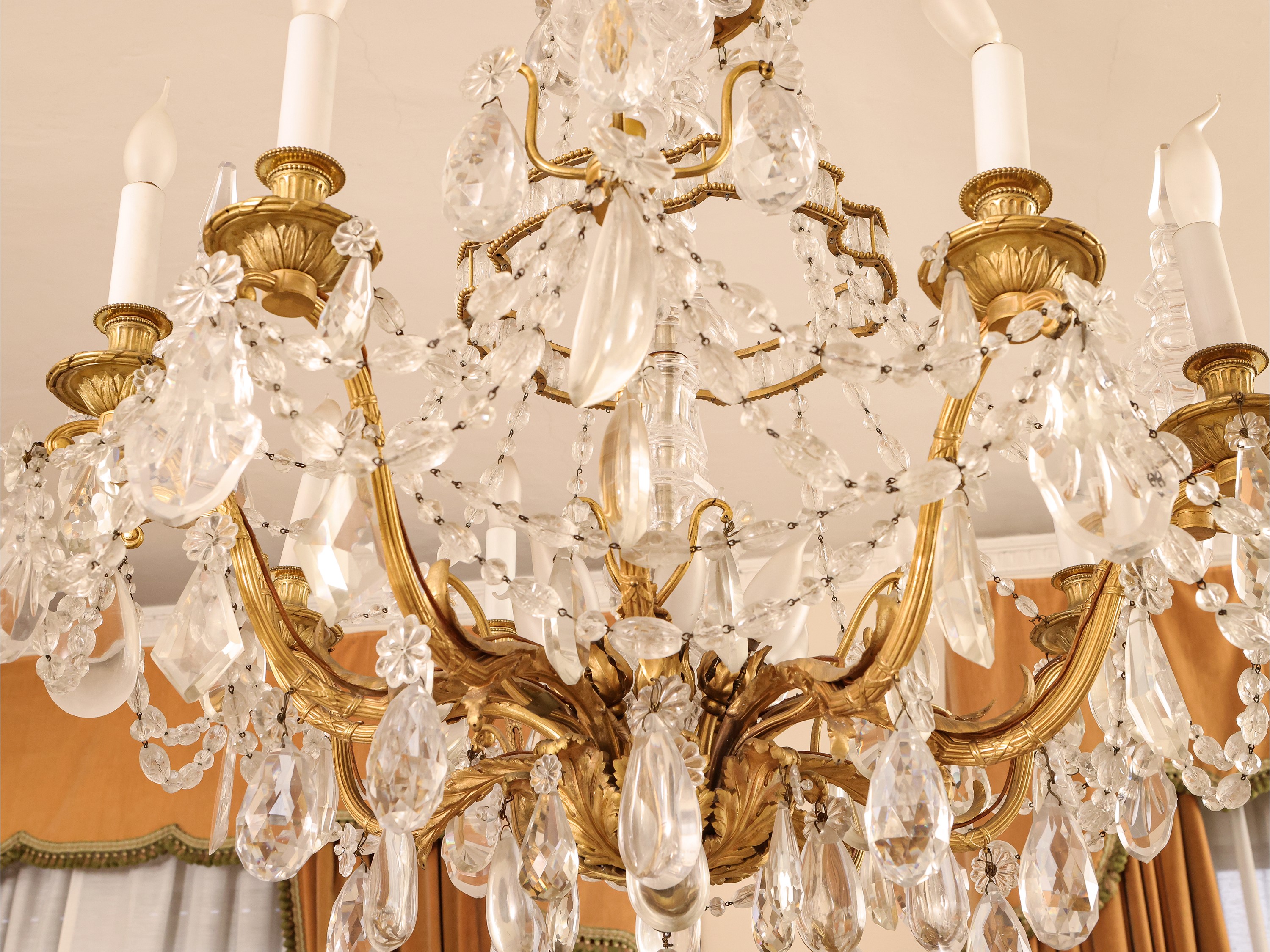 Grande Lampadario in Bronzo Dorato e Cristallo
