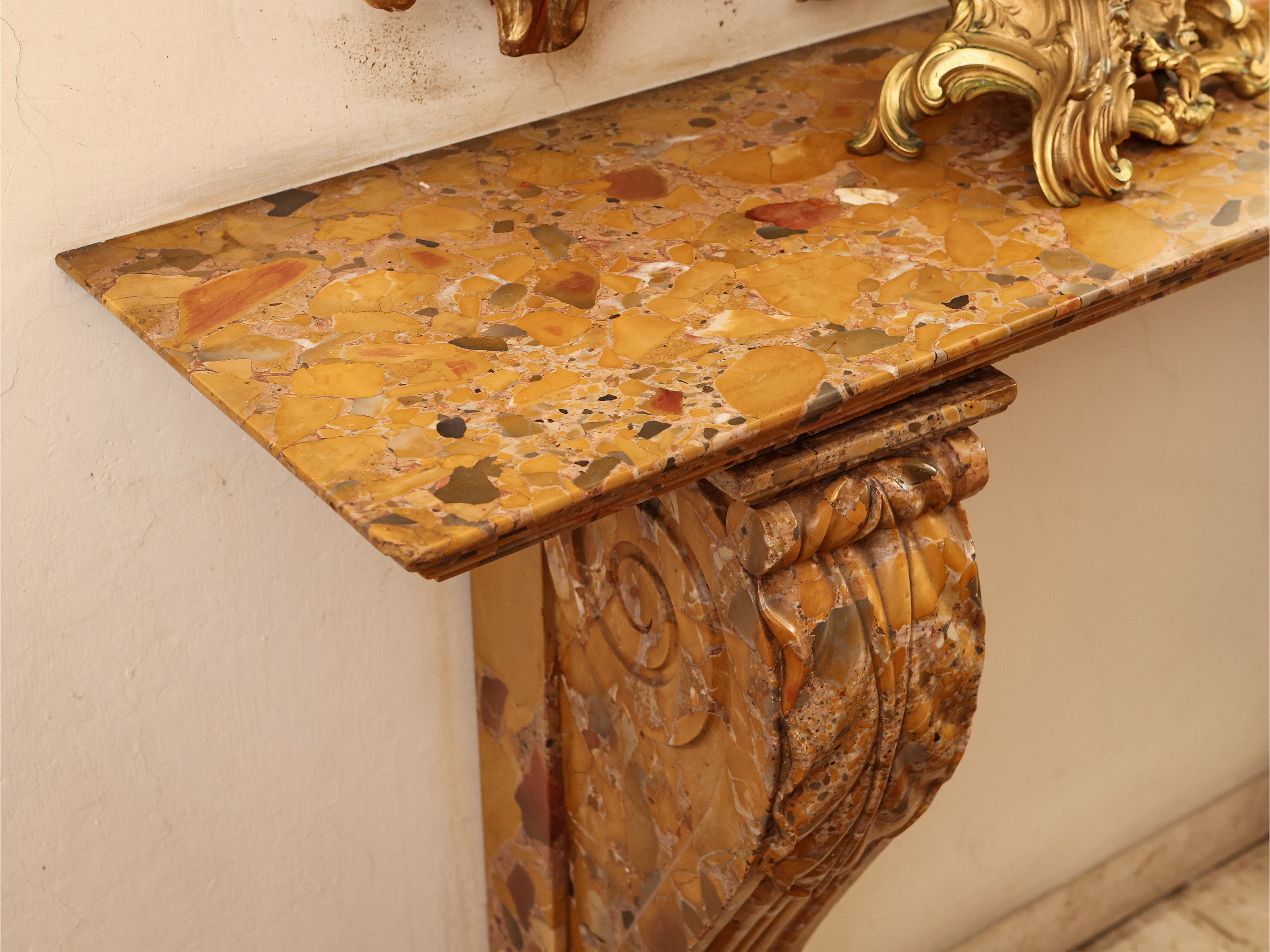 Console Interamente Realizzata in Marmo Giallo
