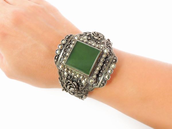 Rigid bracelet in burnished silver, marcasite rhinestones and green glass