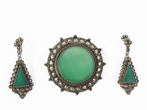 Demi parure in burnished metal, marcasite rhinestones and green glass