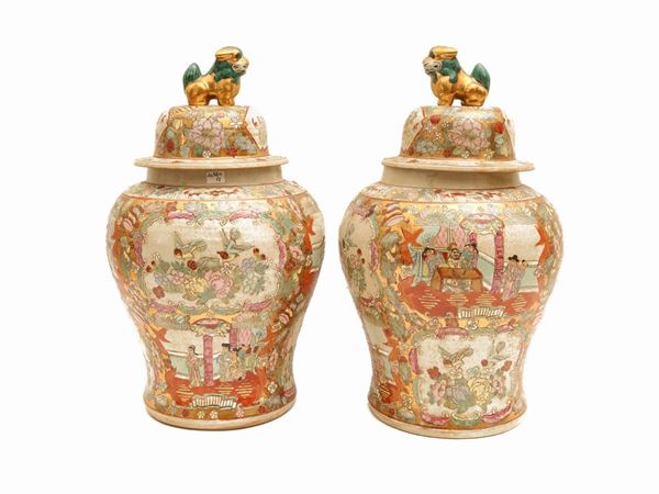 Coppia di vasi con coperchio in porcellana
