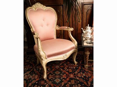 Poltrona in Legno Laccato Color Crema e Lumeggiato in Oro