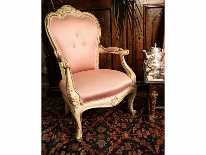 Poltrona in Legno Laccato Color Crema e Lumeggiato in Oro