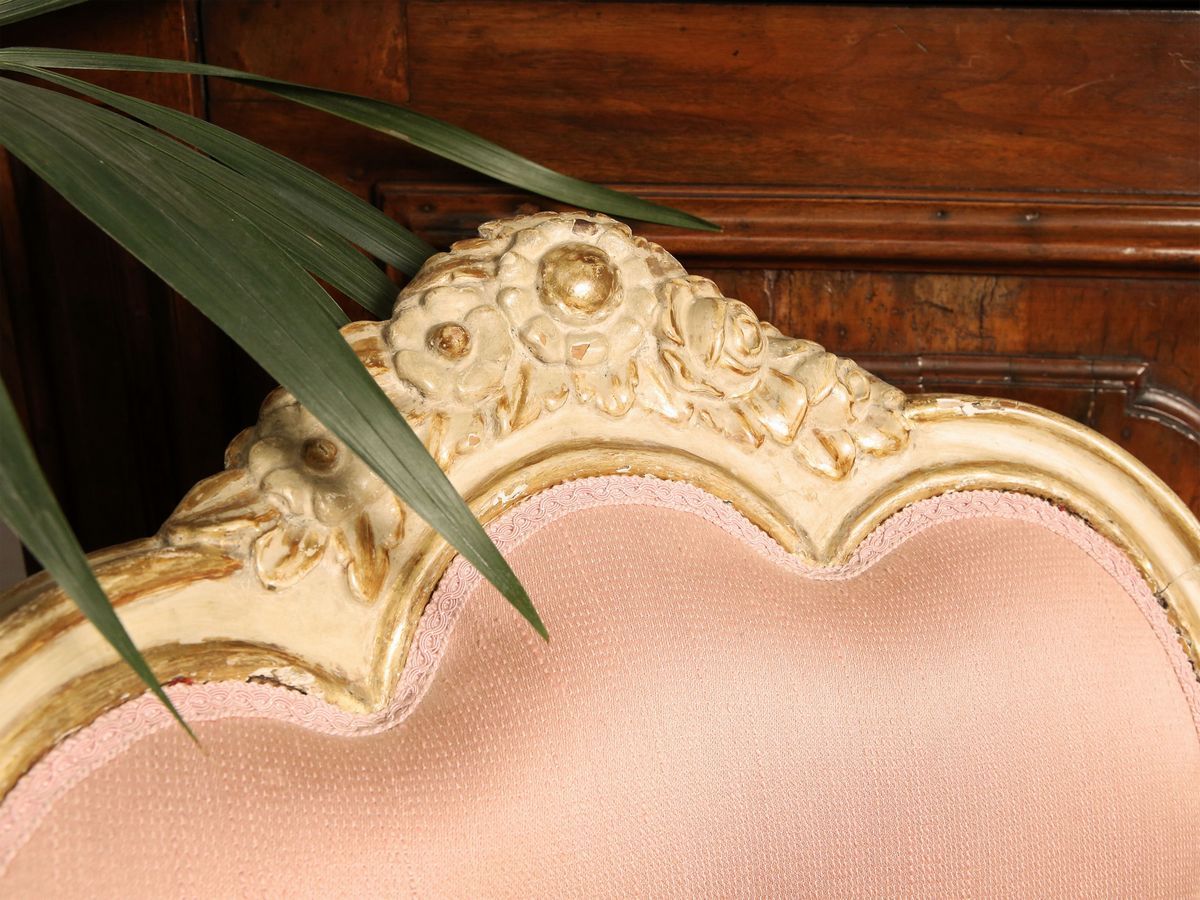 Poltrona in Legno Laccato Color Crema e Lumeggiato in Oro