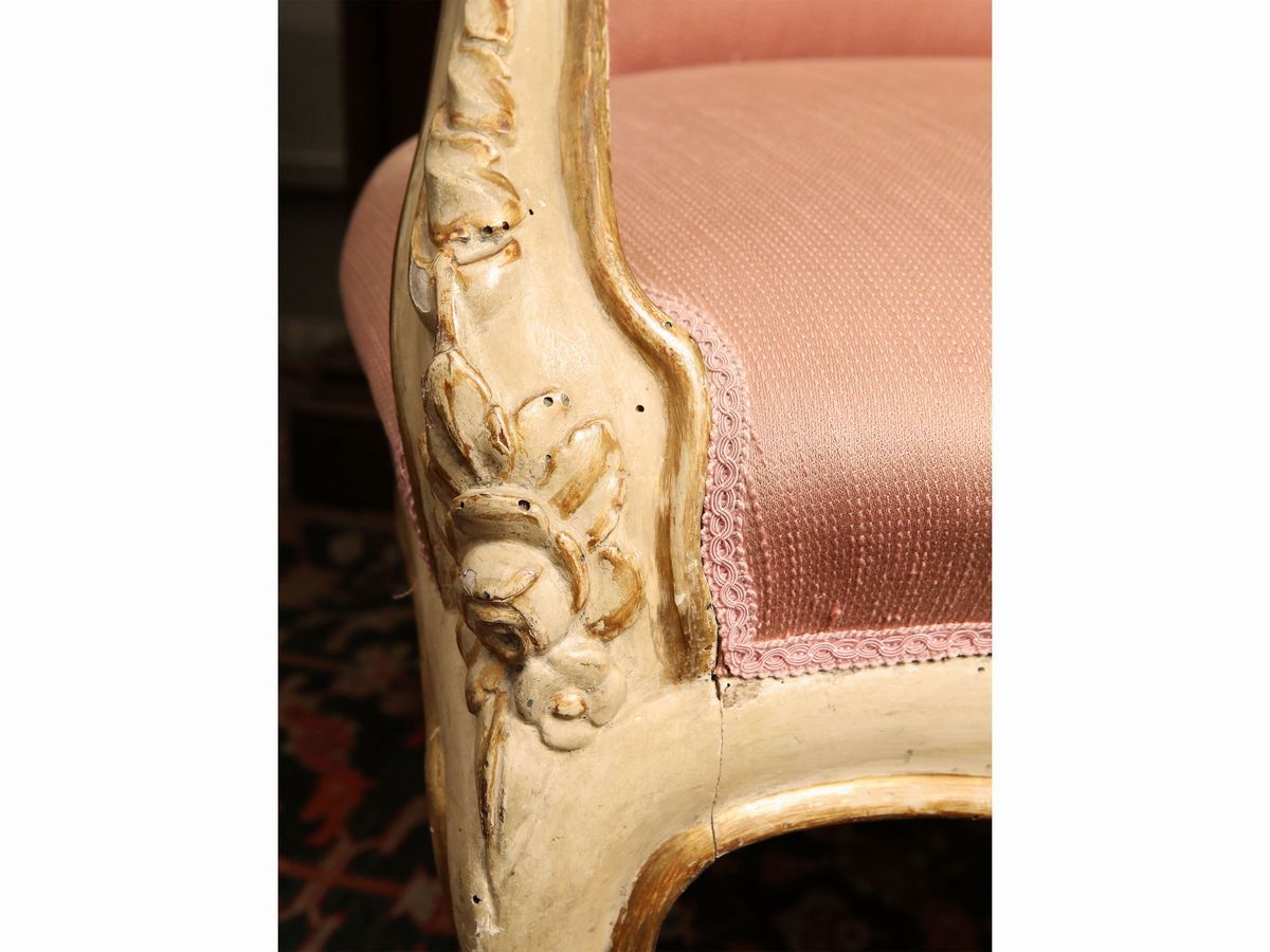 Poltrona in Legno Laccato Color Crema e Lumeggiato in Oro