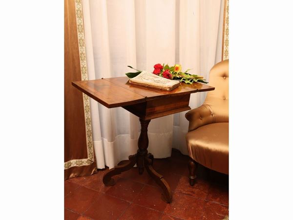 Coffee table in walnut veneered in walnut feather