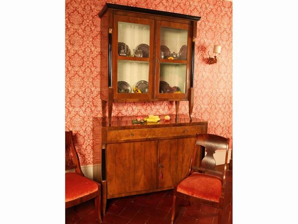 Sideboard with riser veneered in walnut feather  (Emilia, early 19th century)  - Auction Furniture and paintings from ancient palace in the Marche - Maison Bibelot - Casa d'Aste Firenze - Milano