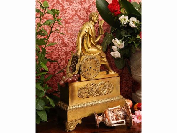Grande orologio da tavolo in bronzo dorato, movimento Gillion Pons
