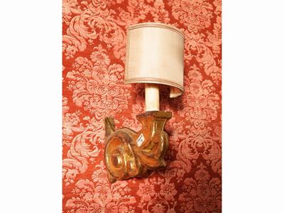 Serie di Quattro Applique in Legno Intagliato e Dorato