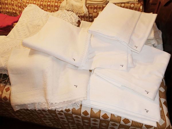 Lot of linen for single bed
