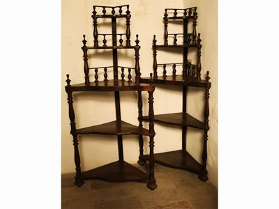 Coppia di Etagere Ad Angolo in Noce e Legno Tenero
