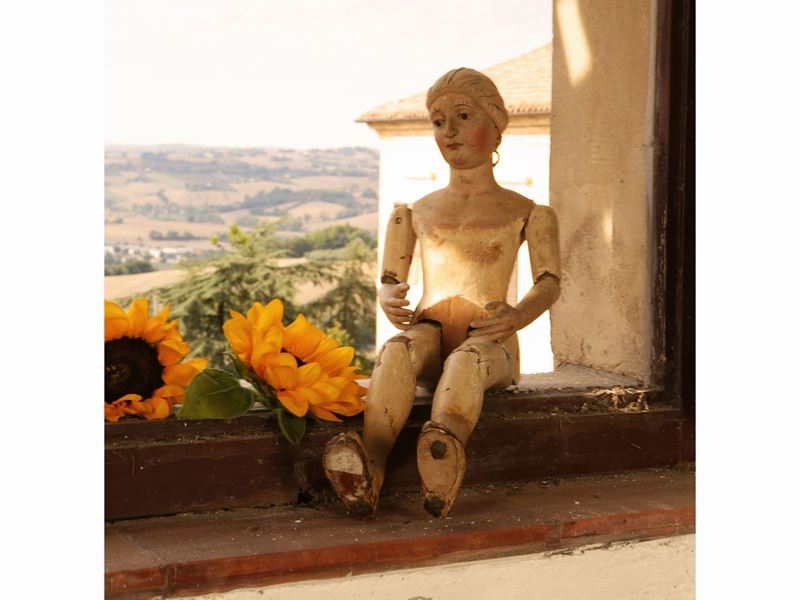 Figura di Santa in Legno Laccato