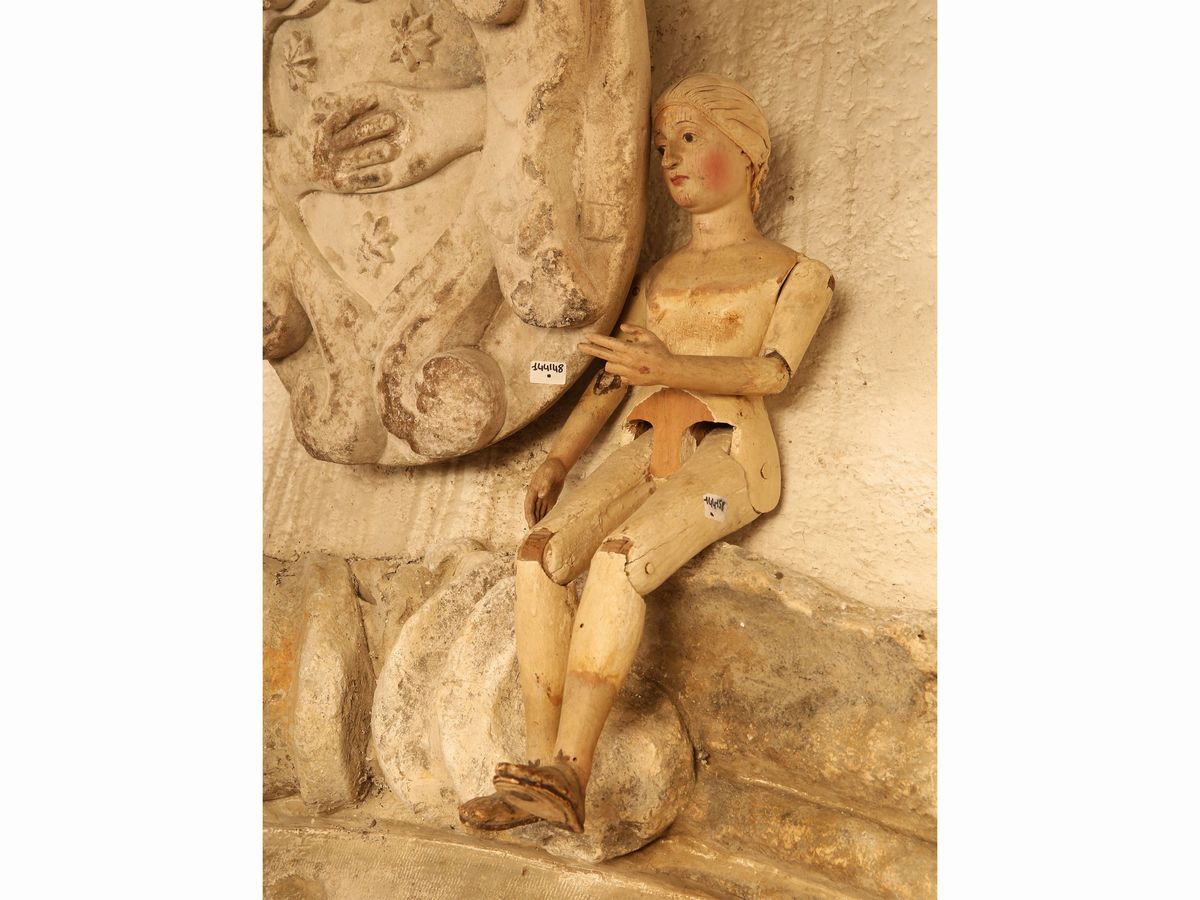 Figura di Santa in Legno Laccato