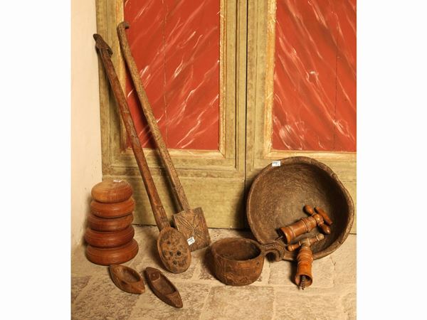 Lotto di accesori d'epoca rustici in varie tipologie di legno
