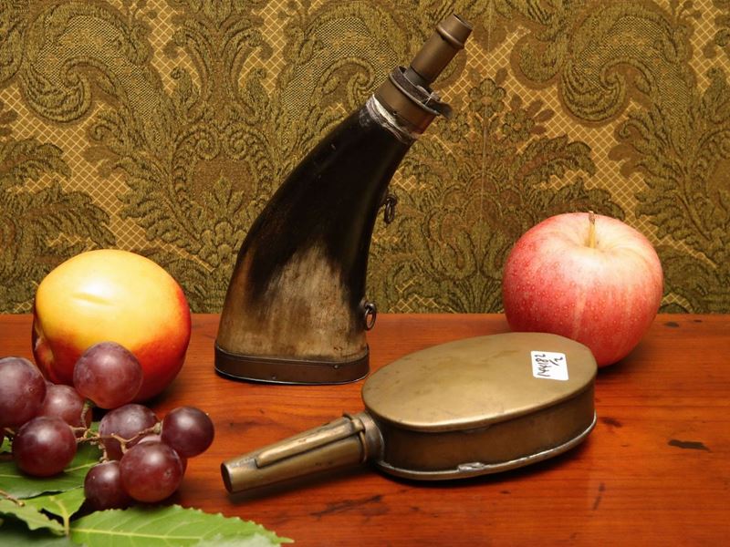 Due Fiaschette D'epoca per Polvere da Sparo