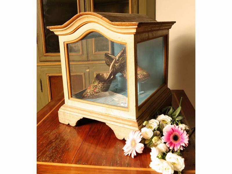 Teca in Legno Laccato con Paio Scarpette Ricamate Coeve