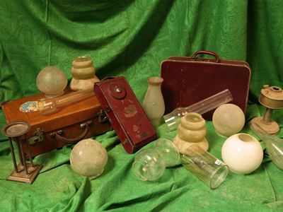 Miscellanea di Vetri per Lumi Ad Olio ed Altre Curiosità Vintage