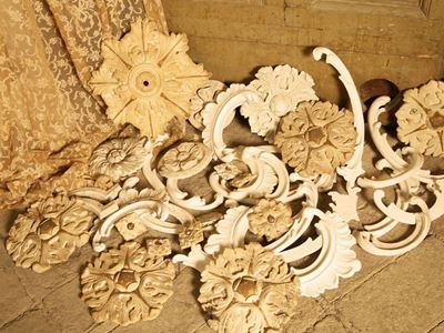 Assortimento di Decorazioni in Stucco