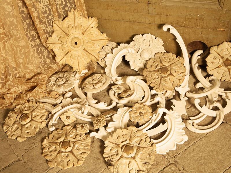 Assortimento di Decorazioni in Stucco