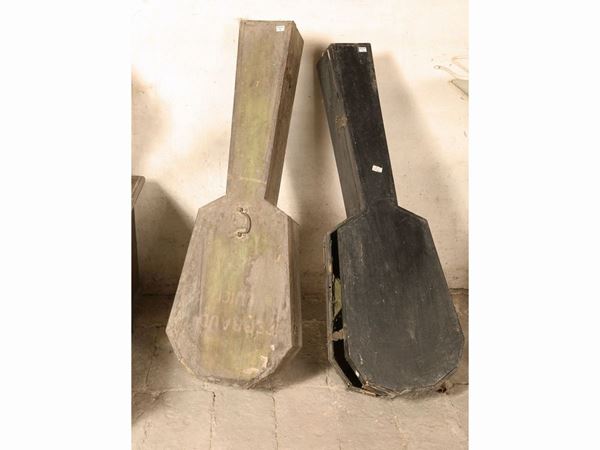 Due custodie per chitarra in legno laccato